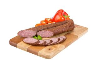 saucisses sur planche de bois et fond blanc photo