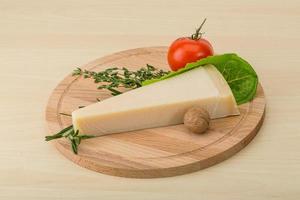 fromage parmesan sur planche de bois et fond en bois photo