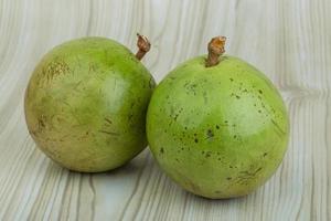 sapote sur fond de bois photo