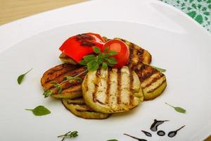 légumes grillés dans l'assiette photo