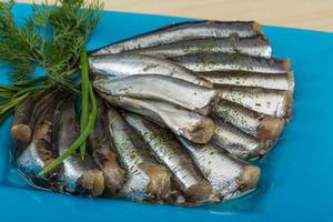 anchois salé sur la plaque et fond en bois photo