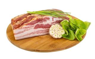 bacon sur planche de bois et fond blanc photo