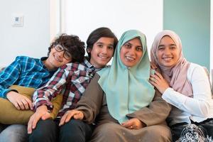 portrait de famille du moyen-orient mère célibataire avec des enfants adolescents à la maison dans le salon. mise au point sélective photo