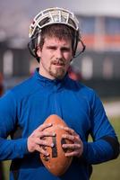 portrait d'un jeune joueur de football américain photo