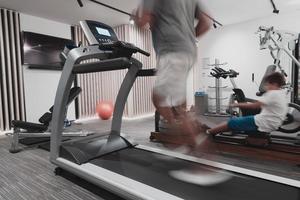 père et fils s'entraînent ensemble au gymnase à domicile. le concept de vie saine. mise au point sélective photo