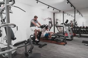 père et fils s'entraînent ensemble au gymnase à domicile. le concept de vie saine. mise au point sélective photo