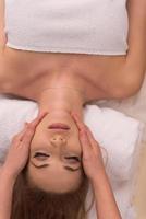 femme recevant un massage de la tête photo