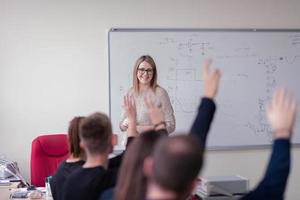 étudiants faisant la pratique dans la salle de classe électronique photo