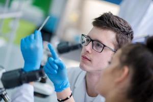 groupe de jeunes étudiants en médecine faisant de la recherche photo