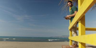 homme opérant un drone au bord de la mer photo