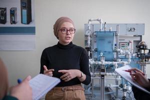 jeunes étudiants faisant la pratique dans la salle de classe électronique photo