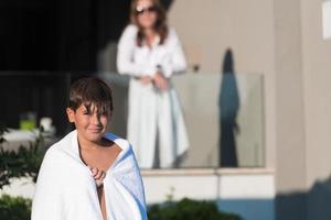 le garçon profite d'une journée d'été pour nager dans la piscine. le concept de vacances en famille. mise au point sélective photo