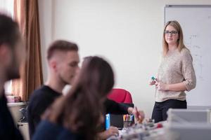 étudiants faisant la pratique dans la salle de classe électronique photo