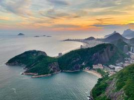 coucher de soleil sur l'océan à rio de janeiro photo