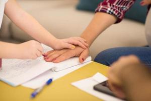 fille peignant des ongles à sa mère enceinte photo