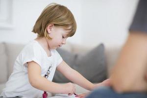 fille peignant des ongles à sa mère enceinte photo