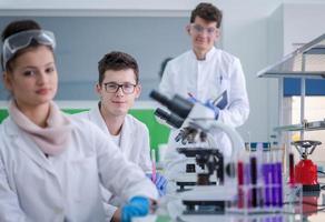 groupe de jeunes étudiants en médecine faisant de la recherche photo