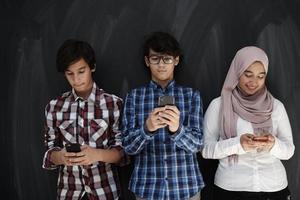 groupe d'adolescents arabes utilisant des téléphones intelligents pour les réseaux sociaux photo