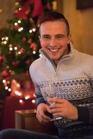 heureux jeune homme avec une coupe de champagne photo