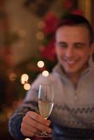 heureux jeune homme avec une coupe de champagne photo