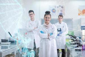 portrait de groupe de jeunes étudiants en médecine photo