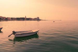 une photographie d'un navire et d'un yacht de luxe ancré dans le port. belle photo d'un port méditerranéen