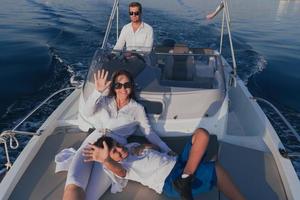 un couple de personnes âgées en tenue décontractée avec leur fils profite d'un bateau en mer au coucher du soleil. le concept d'une famille heureuse. mise au point sélective photo