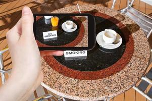 touriste prenant une photo de jus de fruits frais et de café