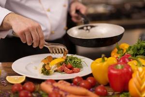 chef servant une salade de légumes photo