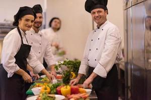 cuisiniers d'équipe et chefs préparant le repas photo