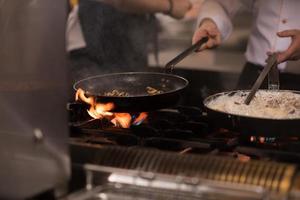 cuisiniers d'équipe et chefs préparant le repas photo