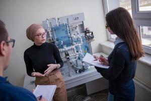 jeunes étudiants faisant la pratique dans la salle de classe électronique photo