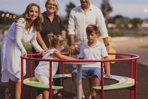 un couple âgé en vêtements décontractés avec leurs enfants et leur grand-mère passe du temps ensemble dans le parc en vacances. du temps en famille. mise au point sélective photo