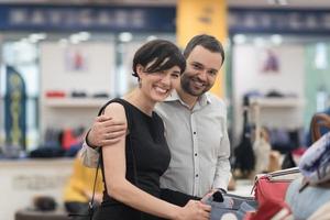 couple choisit des chaussures au magasin de chaussures photo