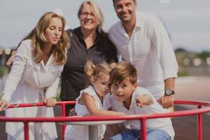 un couple âgé en vêtements décontractés avec leurs enfants et leur grand-mère passe du temps ensemble dans le parc en vacances. du temps en famille. mise au point sélective photo