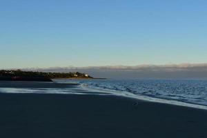 le ciel s'assombrit alors que les vagues bougent encore photo