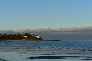 belle plage de la nouvelle angleterre avec des vagues fluides photo