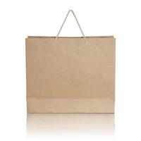 sac en papier brun sur fond blanc photo