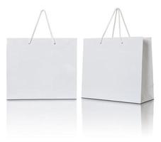 sac en papier blanc sur fond blanc photo