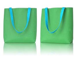sac shopping en tissu vert sur fond blanc photo