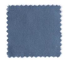 Échantillons de tissu bleu isolé sur fond blanc photo