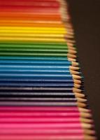 gradient de rangée de crayons arc-en-ciel colorés sur fond noir photo