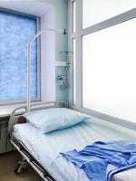 chambre d'hôpital de récupération avec lit dans un centre médical photo