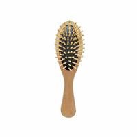 brosse à cheveux de massage. peigne de massage en bois naturel photo