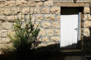 portes d'entrée de la ville d'un immeuble dans une grande ville d'israël. photo