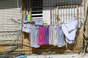 les vêtements lavés et le linge sèche sur le balcon. photo