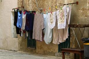 les vêtements lavés et le linge sèche sur le balcon. photo