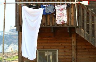 les vêtements lavés et le linge sèche sur le balcon. photo