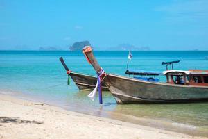 bateau longtail sur la plage de tubkaak prêt pour l'île de hong, krabi, thaïlande. point de repère, destination voyage en asie du sud-est, vacances et concept de vacances photo