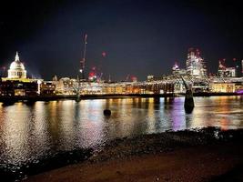 une vue sur la tamise à londres la nuit photo